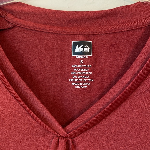 Radiant rust long sleeve poly/spandex blend long sleeve top w/thumb holes by REI - Picture 3 of 6